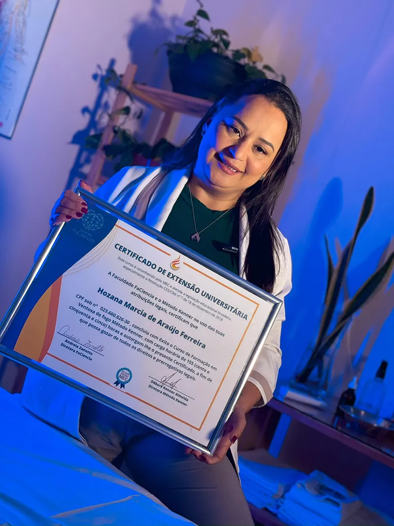 Especialista segurando certificado do Método Kenner