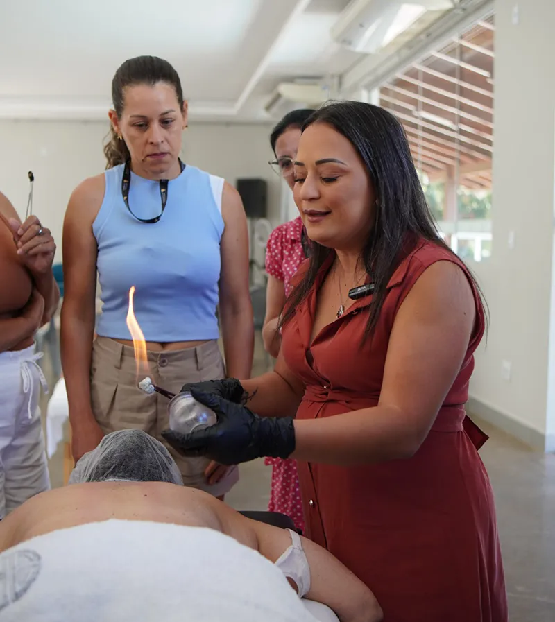 Débora Kenner aplicando Ventosa de Fogo